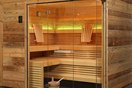 RUKU Sauna Galerie Kabinen mit Holzverkleidung